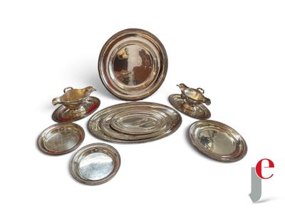 beaucoup d'assiettes et de bols en argent sur la table
