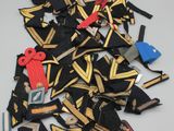 une pile de cravates noires et dorées posée sur une table