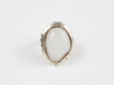 une bague en argent avec une pierre blanche au centre