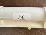 une brosse à dents et un pot de dentifrice posés sur une table