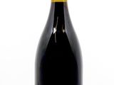 une bouteille de vin posée sur une table