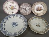 plusieurs assiettes, ornées de motifs variés, posées sur une table