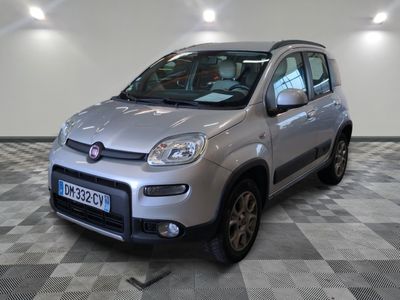 la petite voiture argentée est garée dans le garage sur un sol en damier