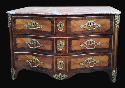 une commode avec un plateau en marbre et des poignées en laiton