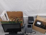 une boîte contenant un clavier, un téléphone, un ordinateur portable et un téléphone portable