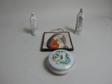 une petite boîte ornée d'une illustration, à côté de petites figurines
