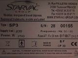 un gros plan sur une étiquette Starvac apposée sur une machine