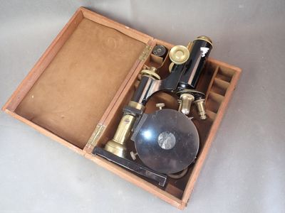 une boîte contenant un microscope, posée sur une table