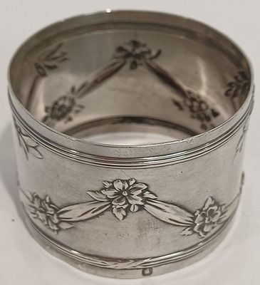 un gros plan d'une bague en argent ornée de fleurs