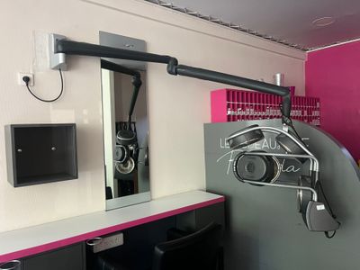 un sèche-cheveux et un miroir dans une pièce