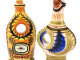 deux vases décorés de motifs peints