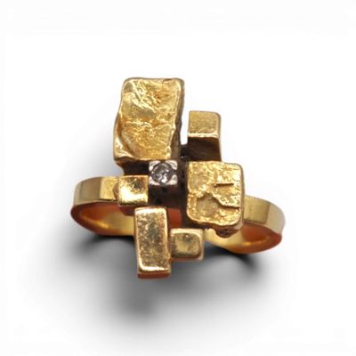 une image d'une bague en or et en diamant sur une surface blanche