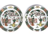 paire d'assiettes chinoises ornées de personnages et de fleurs sur fond blanc