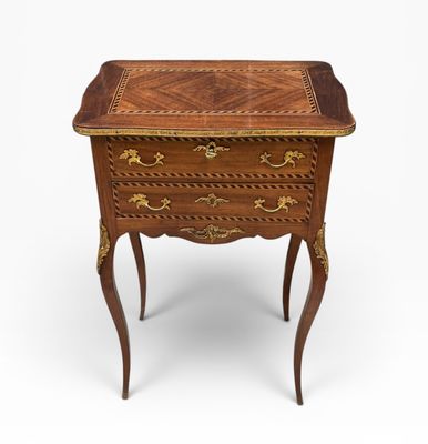 une petite table en bois surmontée d'un tiroir