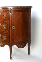 Commode demi-lune en bois de placage ouvrant à trois tiroirs… (photo 4)