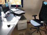 un bureau avec une chaise et un ordinateur dessus