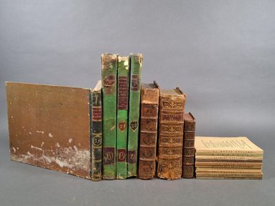 plusieurs vieux livres sont empilés sur une table