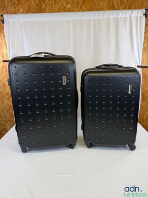 deux bagages posés sur une table