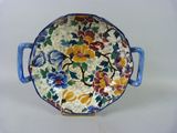 une assiette bleue et blanche ornée d'un motif floral