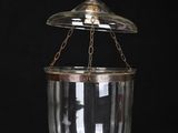 une suspension ancienne en laiton et en verre sur fond noir