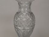 un vase en verre posé sur une table