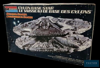 La boîte est ouverte pour montrer la maquette du destroyer « Millennium ».