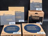 quatre boîtes de tailles et de couleurs différentes, contenant toutes le même produit, sur un fond noir