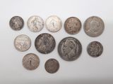gros plan d'un paquet de pièces de monnaie sur une surface blanche