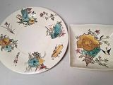 une assiette et une assiette décorée d'un motif