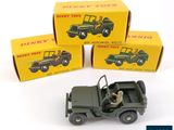 Trois véhicules militaires miniatures sont posés les uns à côté des autres sur une surface blanche