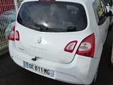 une voiture blanche garée dans un parking à côté d'autres voitures