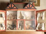 une maison de poupées posée sur une table