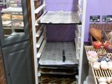 un casier contenant des aliments, posé sur une étagère dans la cuisine