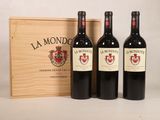 trois bouteilles de vin devant une caisse en bois
