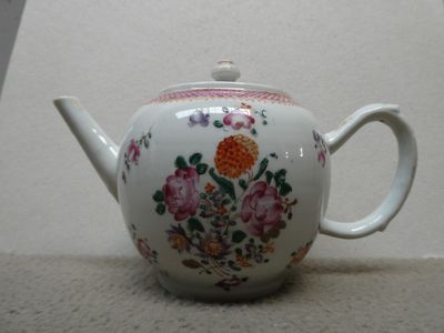 Théière couverte en porcelaine à décor “famille rose” de fle…