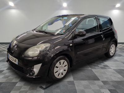 la photo d'une petite voiture noire sur un sol en damier