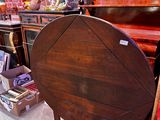 une table placée au milieu d'une pièce