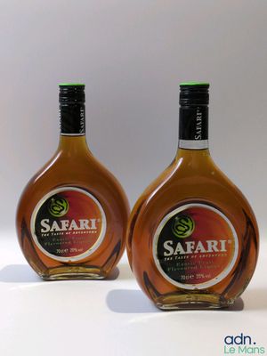 deux bouteilles d'alcool posées l'une à côté de l'autre sur une surface blanche