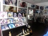 de nombreuses photos accrochées au mur dans cette pièce d'un magasin
