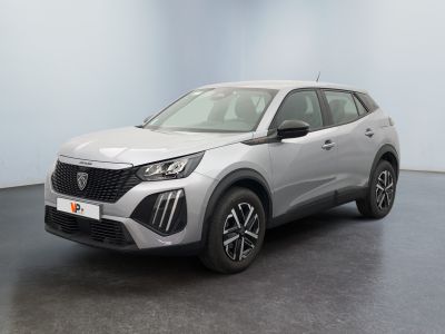 un SUV argenté garé dans une pièce au sol noir