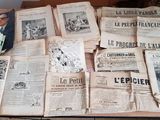 de nombreux vieux journaux posés sur une table, dont il y a beaucoup