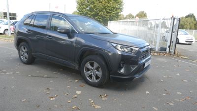 La Toyota RAV est garée sur un parking près d'une clôture.