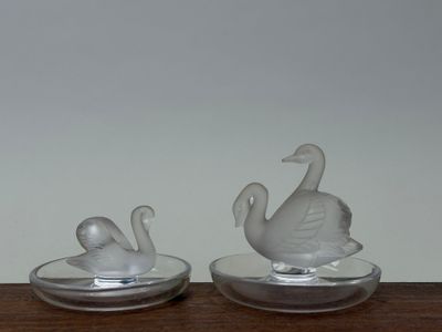 LALIQUE France Deux baguiers Cygnes en cristal partiellement…