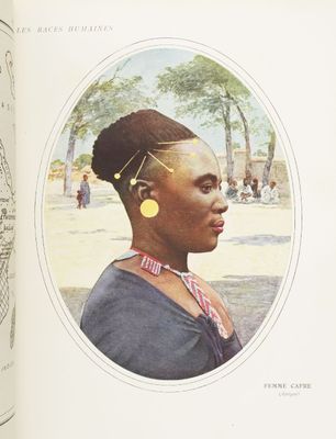 un livre ouvert sur lequel figure l'image d'une femme portant une coiffe