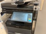 une imprimante posée sur un bureau