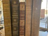 plusieurs vieux livres sont empilés sur une table