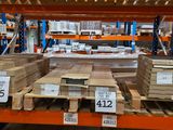 de nombreuses piles de cartons sur une palette dans un entrepôt