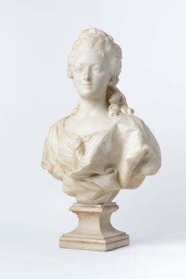 buste en marbre représentant une femme, posé sur un socle, sur fond blanc