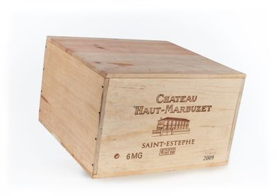 une boîte en bois portant une étiquette sur fond blanc
