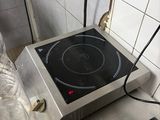 une photo d'une plaque de cuisson dans une cuisine
